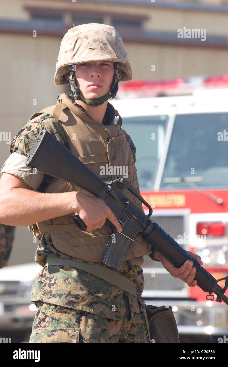 20. Juni 2007 - Camp Pendleton, Kalifornien, USA - Marines Matrosen und Zivilisten in einer jährlichen Kraft-Schutz-Übung an der Camp Pendleton Marine Basis beteiligen. Ein simulierter Terroranschlag mit einer Explosion auf einem Chlor-LKW verursacht Verluste und Tests der Anti-Terrorismus-Taskforce hat Stockfoto