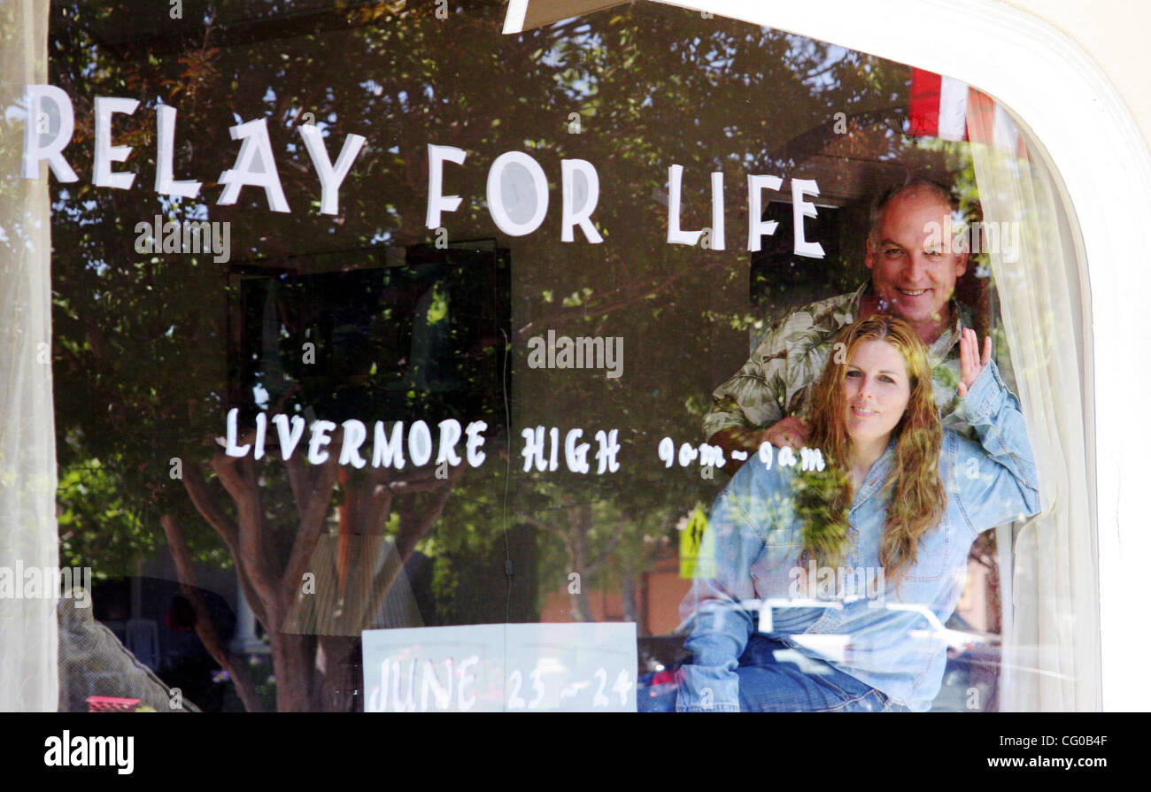 Josh Gatkin und Chel Bradshaw schaut aus dem Fenster von ihrem Livermore, CA. nach Hause. Chel ist ein Überlebender und sie sind Organizinf eine Krebs-Bewusstsein-Veranstaltung namens Relais für das Leben. 6/18/07(Jim Stevens/Tri-Valley Herald) Stockfoto