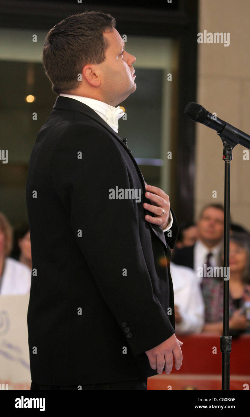 21. Juni 2007 - New York, NY, USA - "Britain es Got Talent" Gewinner ehemaligen Handy-Verkäufer Sänger PAUL POTTS auf der "Heute" Messe 2007 Summer Concert Series auf Rockefeller Plaza statt. (Kredit-Bild: © Nancy Kaszerman/ZUMA Press) Stockfoto