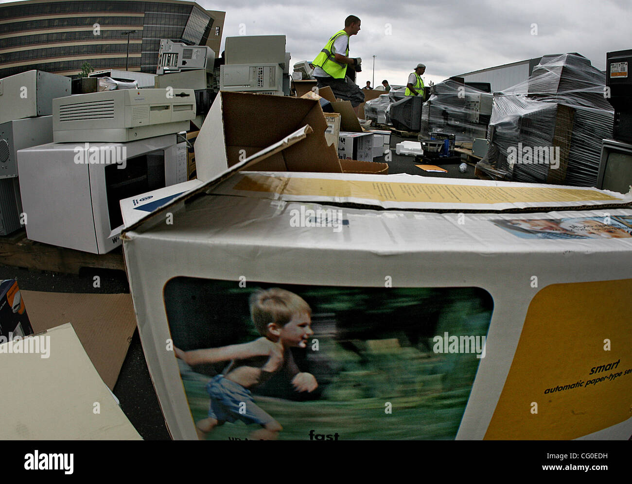 22. Juni 2007 - Richfield, MN, USA - Arbeiter packen Hunderte von Computern, Monitoren und anderen elektronischen Geräten auf die 7. beste kaufen Consumer Electronics Recycling Jahresveranstaltung des Unternehmens corporate Campus in Richfield recycelt werden. Die meisten wiederverwertbaren Gegenstände wurden kostenlos, obwohl Televisi Stockfoto