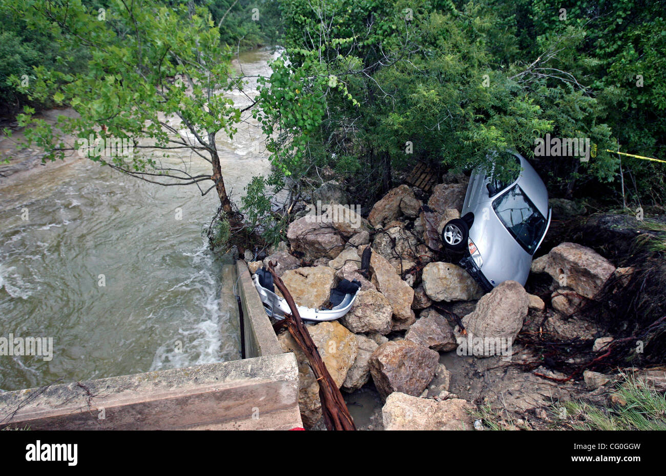 METRO A kleine Pkw ruht auf Felsen, die durch Hochwasser, die über ein Traversierung auf FM 1431 außerhalb von Austin gestreamt ausgesetzt.  FLUT IN MARBLE FALLS UND AUSTIN 28. JUNI 2007 TOM REEL/PERSONAL Stockfoto