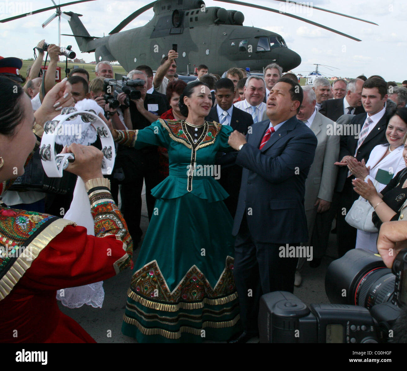 Der venezolanische Präsident Hugo Chávez bei einem Besuch in Rostow Helicopter Plant in Rostow am Don am Samstag, den 30. Juni herzlich begrüßt. Chavez ist gonna make a deal mit Russen russische Hubschrauber als Waffen zu kaufen, den Handel zu den Themen von seinen Gesprächen mit Präsident Putin war. Stockfoto