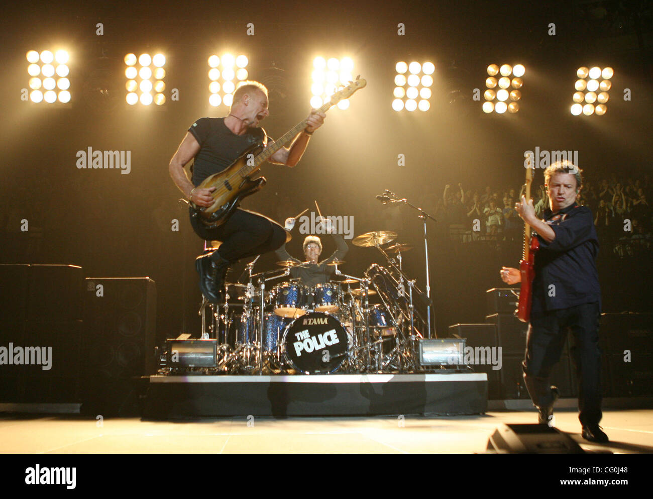 JEFF WHEELER • jwheeler@startribune.com ST. PAUL - 03.07.07 - der wiedervereinigten Polizei durchgeführt Dienstagabend bei einem ausverkauften Xcel Energy Center in St. Paul.  AUF diesem Foto: Sting, links, Bassist und Sänger von The Police, sprang am Ende des Bandes erstes Lied, eine Flaschenpost auf der Xcel-En Stockfoto