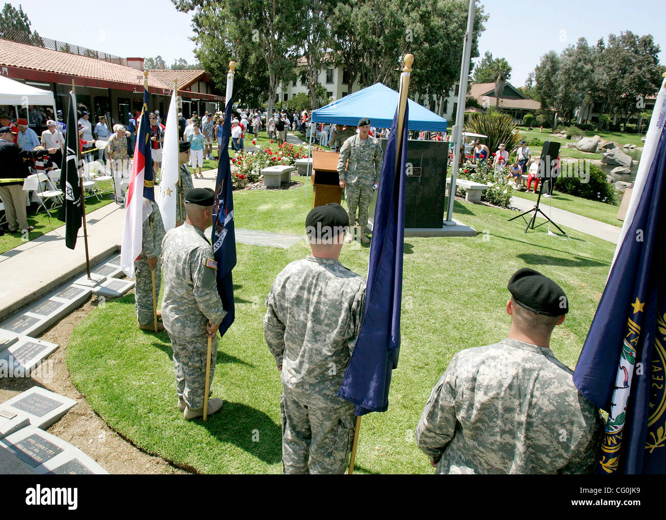 Mittwoch, 4. Juli 2007, Rancho Bernardo, Kalifornien, USA A modest Menschenmenge um Webb Park eine Zeremonie zu Ehren der Veteranen der Vereinigten Staaten hören versammelt.  Mitglieder aus der Armee angezeigt Fahnen repräsentieren alle 13 Kolonien während der 4. Juli Flagge.  Mandatory Kredit: Foto von Sean DuFrene/San Di Stockfoto