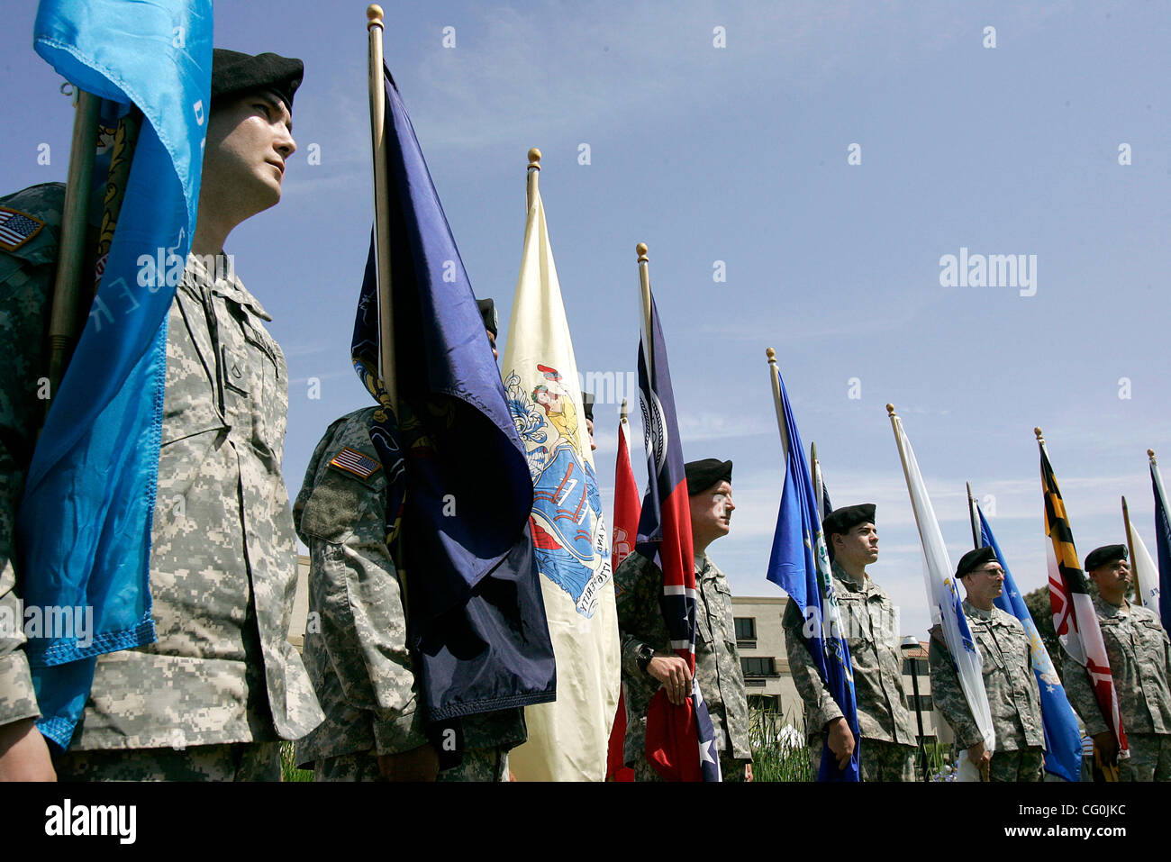Mittwoch, 4. Juli 2007, Rancho Bernardo, Kalifornien, USA Members aus der Armee aufgereiht hinter dem Podium Anzeige Fahnen repräsentieren alle 13 Kolonien während einer 4. Juli Flagge Zeremonie für Veteranen im Webb Park in Rancho Bernardo.  Mandatory Kredit: Foto von Sean DuFrene/San Diego Union-Tribune/Zuma Stockfoto