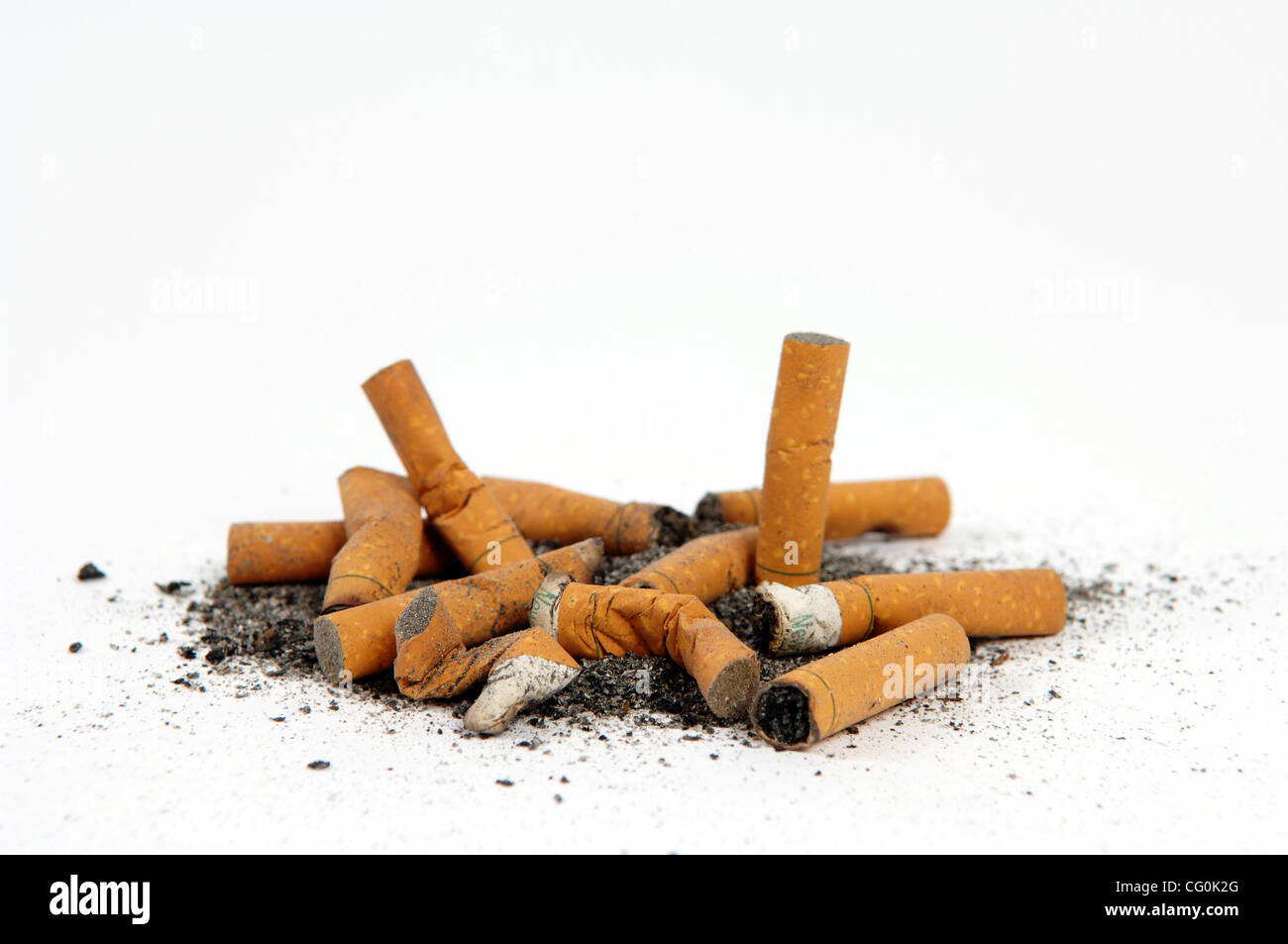 Zigarettenkippen und Asche. © Robin Nelson Stockfoto
