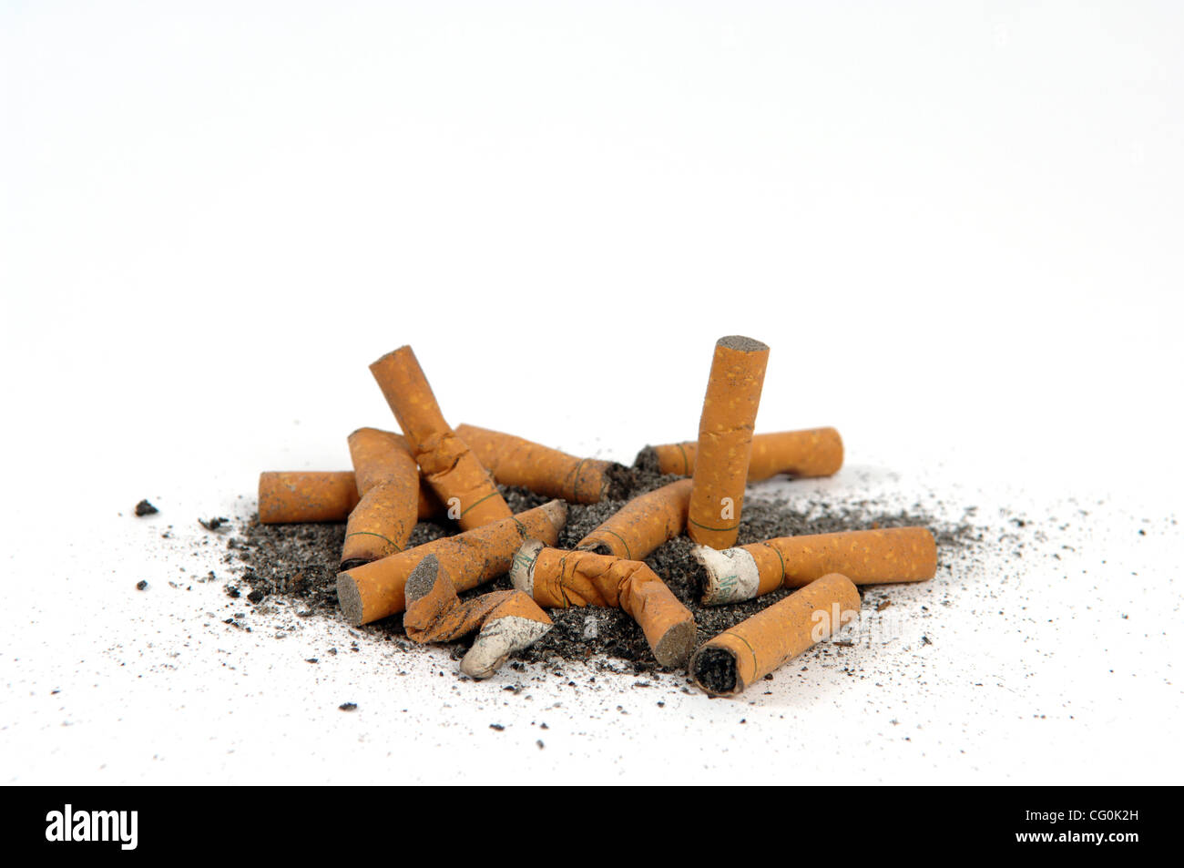 Zigarettenkippen und Asche. © Robin Nelson Stockfoto
