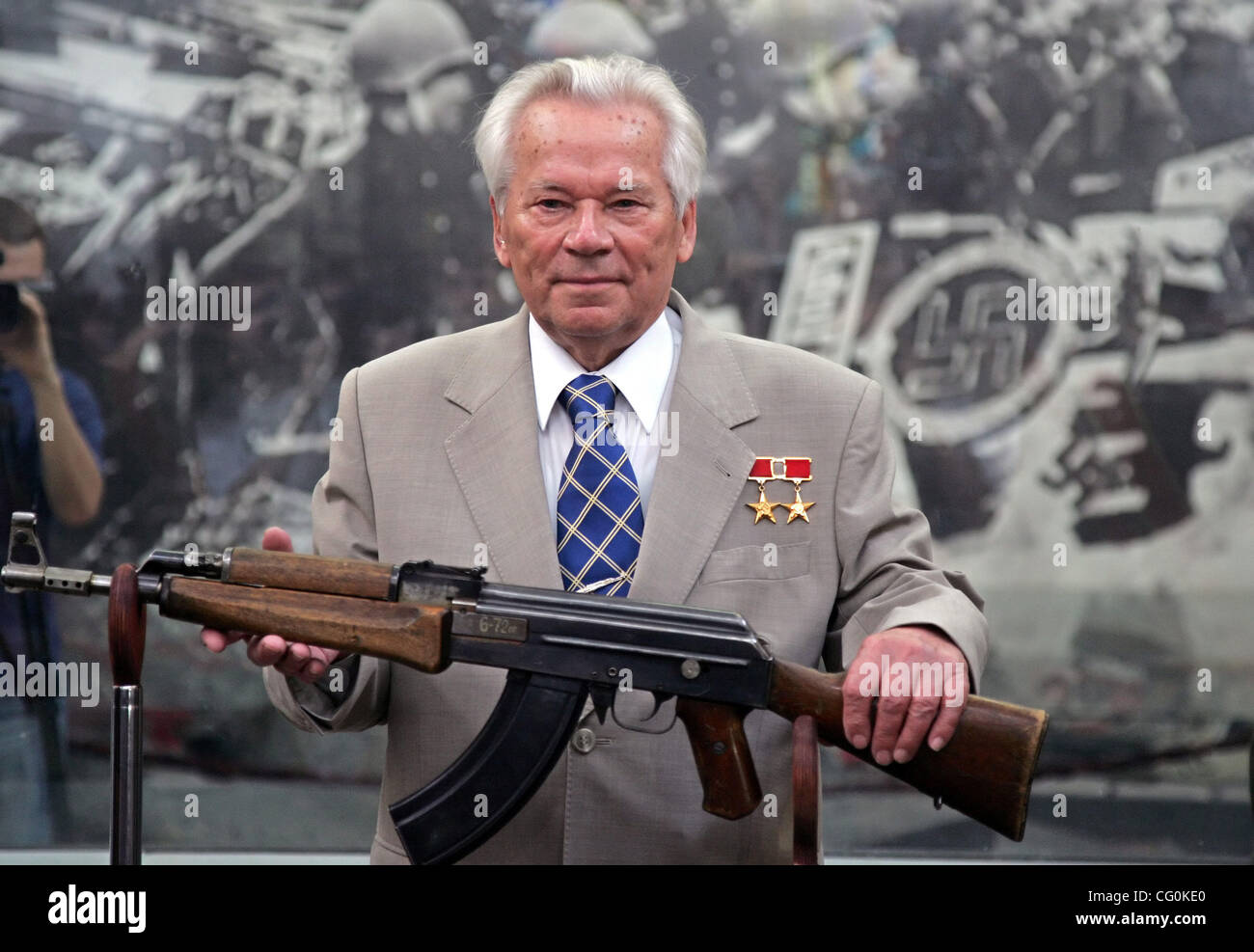 Legendäre russische Gewehr-Maker Mikhail Kalashnikov behandelnden Feier  Zeremonie zum 60. Jahrestag der Einführung des AK-47 Kalaschnikow. Mikhail  Kalashnikov mit seiner legendären Waffe Stockfotografie - Alamy