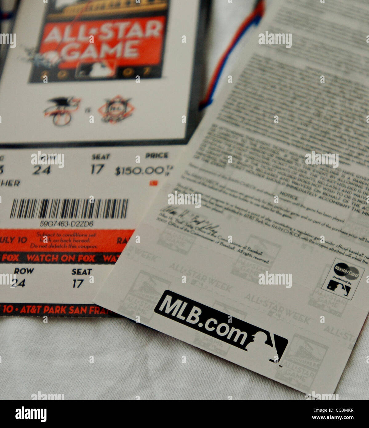 7. Juli 2007 habe - San Francisco, CA, USA - diese echte All-Star game-Tickets-Schriftzug auf der Vorderseite und Wasserzeichen auf der Rückseite zu helfen, sie als echte Kunden auf Samstag, 7. Juli 2007 in San Francisco, Kalifornien zeigen erhoben.  Major League Baseball werden mit lokalen Gesetze Durchsetzung aga Stockfoto