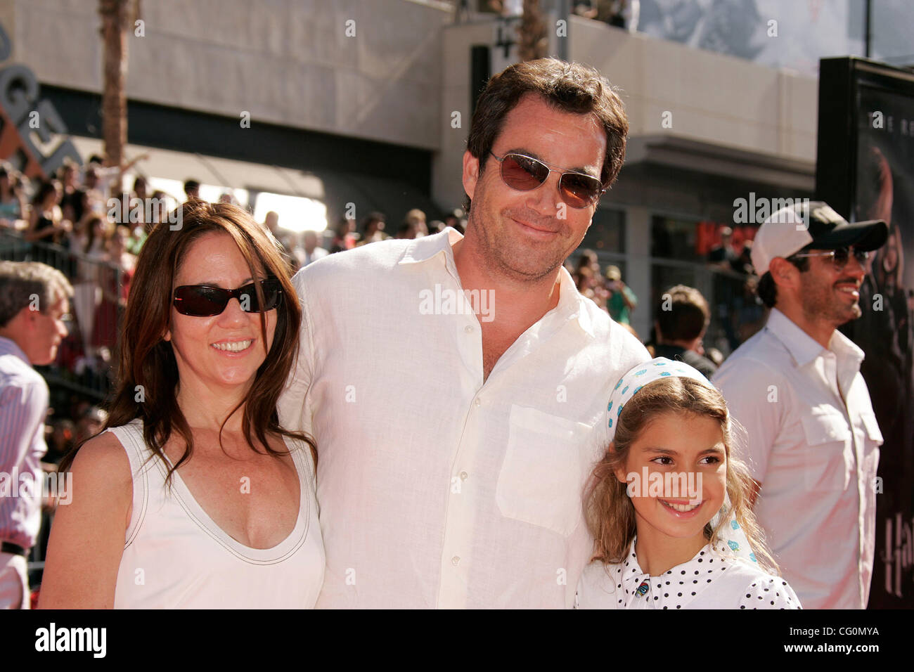 Jul 8,2007; Hollywood, Kalifornien, USA;  Schauspieler JON TENNEY, Tochter EMERSON & Freund bei der "Harry Potter und der Orden des Phönix" LA Premiere im Mann Chinese Theatre statt. Obligatorische Credit: Foto von Lisa O'Connor/ZUMA Press. (©) Copyright 2007 von Lisa O'Connor Stockfoto