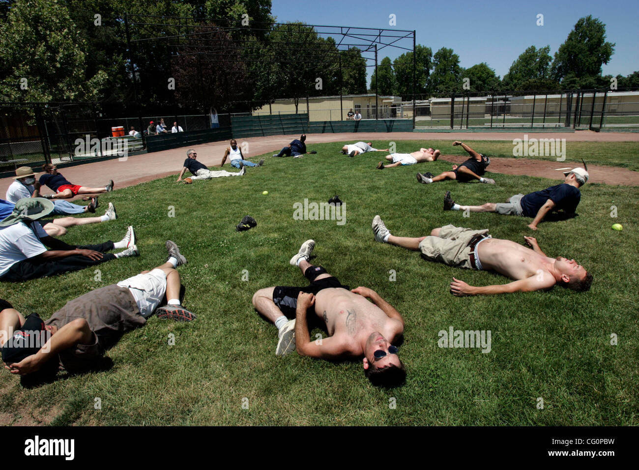 8. Juni 2007, Menlo Park, Kalifornien,-Veteranen vor einem Softballspiel, das Teil ihrer Behandlung auf die Veterans Administration posttraumatischen Belastungsstörung Behandlungsprogramm in Menlo Park, Ca. obligatorisch Kredit war aufgelockert: Foto von JOHN GIBBINS, San Diego Union-Tribune/Zuma Press. Copyrigh Stockfoto