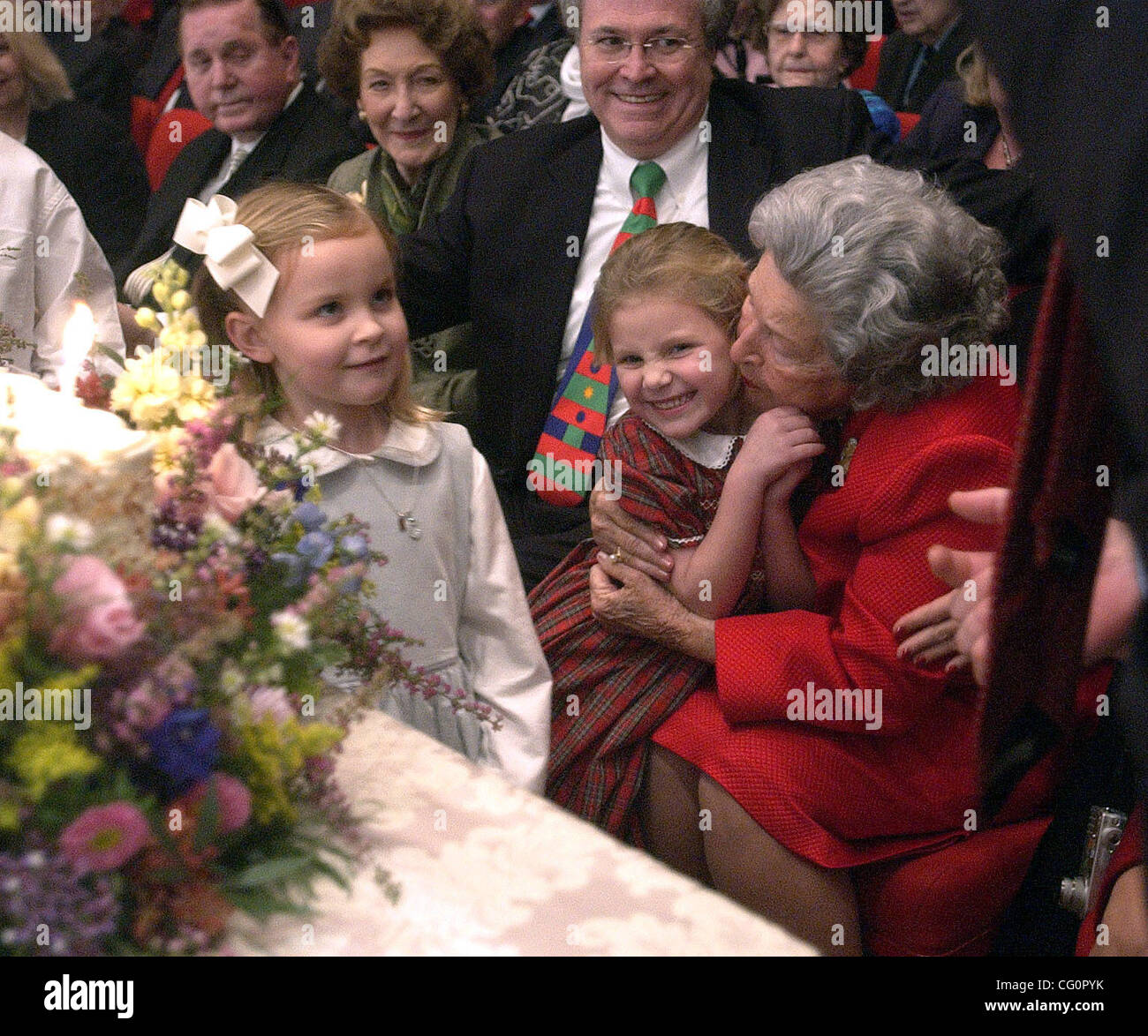 METRO---Lady Bird Johnson umarmt ihre Ur-Enkelin, Taylor Nugent, Mittwoch, 11. Dezember 2002 in der LBJ Library in Austin während einer Party feiert 90. Geburtstag die ehemalige First Lady. Johnson wird 90 am 22. Dezember. Auch abgebildet ist ur-Enkelin Claudia Covert Front und ehemaligen John Stockfoto