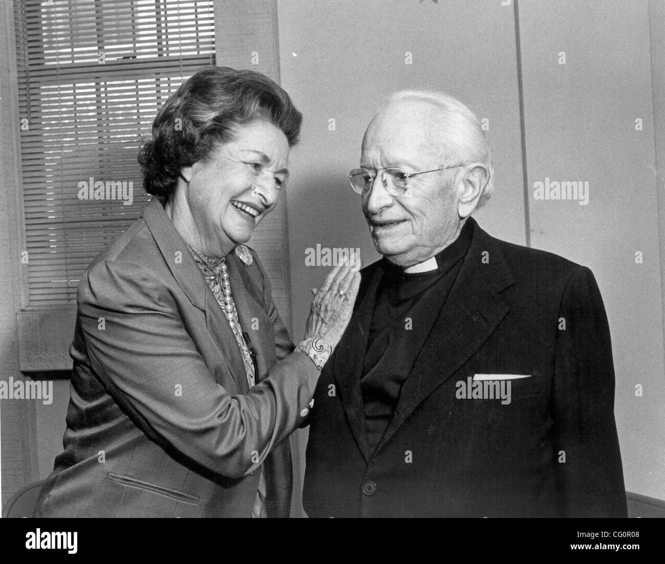 LADY BIRD JOHNSON 24.04.83 Markusplatz Episcopal Church Veranstaltung zu Ehren der Hochzeit von Johnsons.Lady Bird Johnson, Bischof Arthur McKinstory. Express-News-Datei Foto Stockfoto