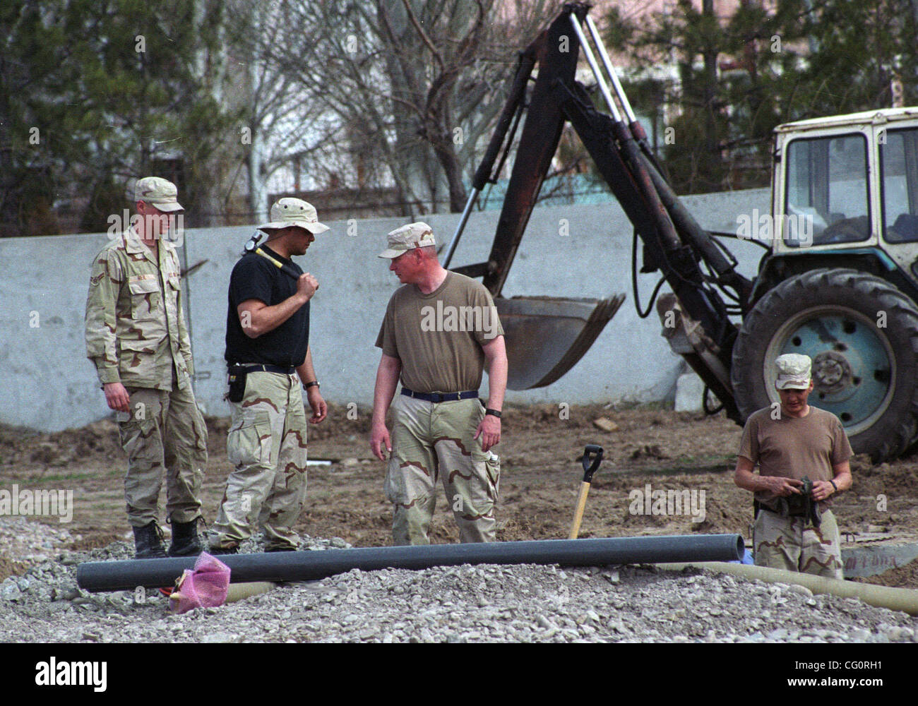 Amerikanischer und französischer militärischer Stützpunkt der NATO-Coningent auf dem Gebiet des MANAS Flughafen in der Nähe der kirgisischen Hauptstadt Bischkek. Amerikanische Fallschirmjäger Befestigung der Basis. Stockfoto