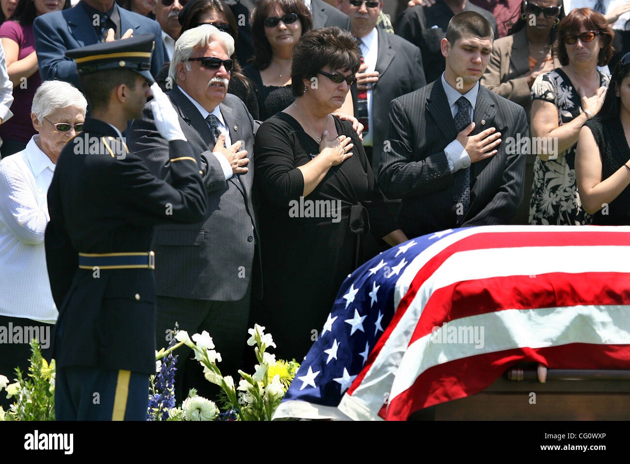 REDONDO BEACH, CA - 16. Juli 2007: Tom und Sylvia McGee und Sohn Corey trauern um den Verlust der Armee Sgt. Thomas McGee von Hawthorne.  Familie und Freunde trauerten Armee Sgt. Thomas McGee von Hawthorne, Erinnerung an ihn als ruhig und zurückhaltend, und ein Soldat, der immer den Job zu erledigen haben. McGee starb in Afgh Stockfoto