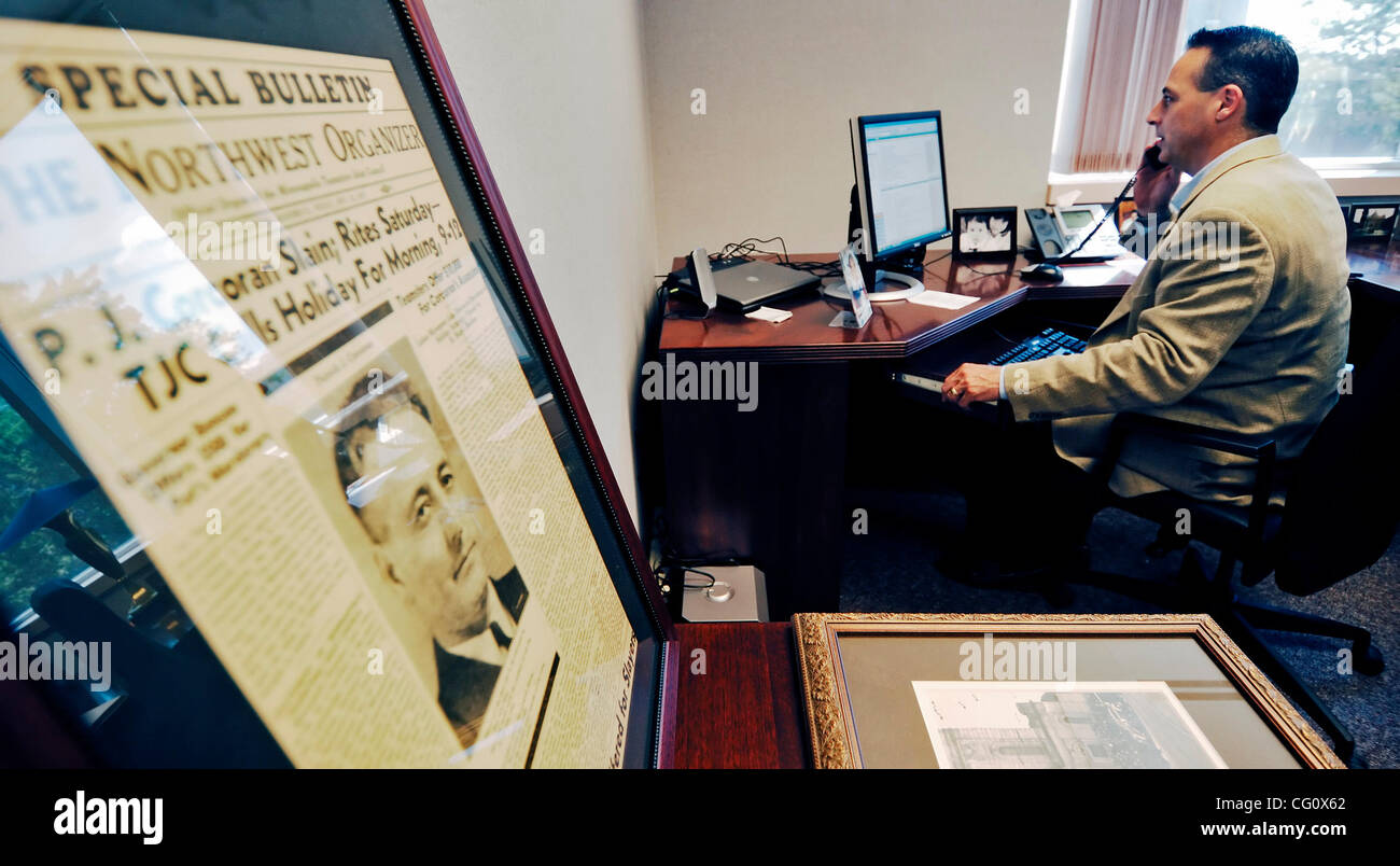 .   Monday 7/10/07 St.Paul.   Tom Dooher, neue Lehrer Gewerkschaftsvorsitzenden, beantwortet Telefonanrufe in seinem neuen Amt. Eine gerahmte Zeitungsseite (Credit-Bild: © Minneapolis Star Tribune/ZUMA Press) Stockfoto