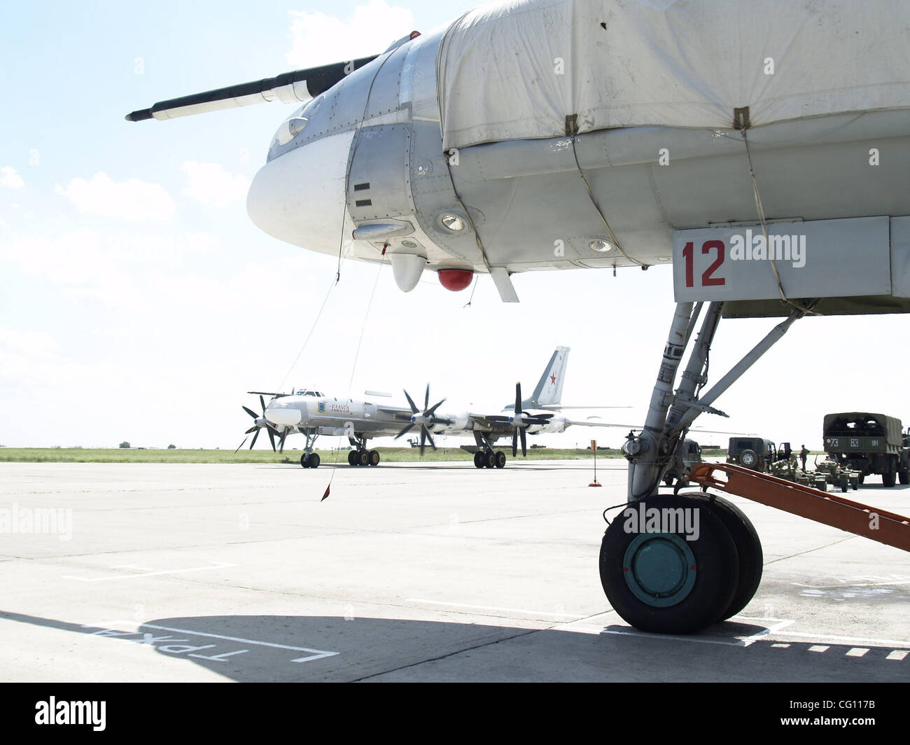 Russische Luftwaffe Tu-95MS strategische Bomber auf dem Luftwaffenstützpunkt in Stadt Engels.Tu-95MS strategische Bomber. Stockfoto