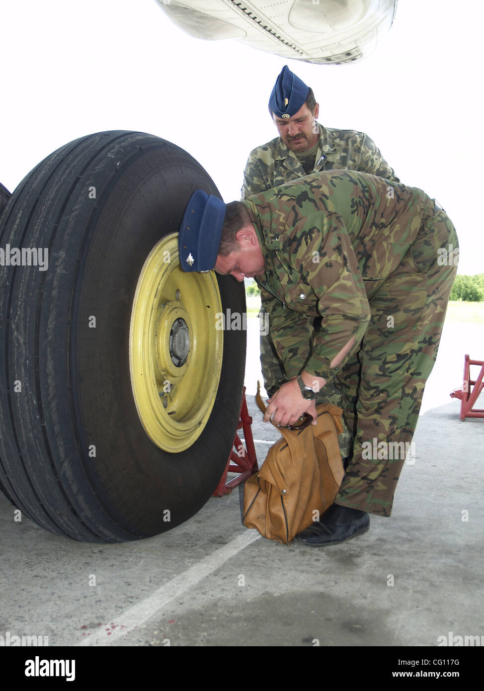 Russische Luftwaffe Tu-95MS strategische Bomber auf dem Luftwaffenstützpunkt in Stadt Engels. Piloten in der Nähe des Flugzeugs. Stockfoto