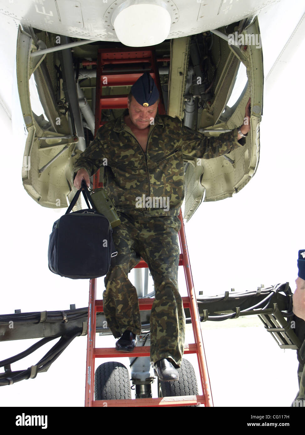 Russische Luftwaffe Tu-95MS strategische Bomber auf dem Luftwaffenstützpunkt in Stadt Engels. Eine Pilot verlässt das Flugzeug. Stockfoto