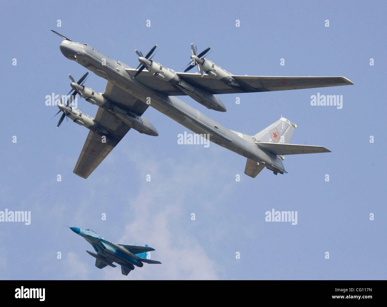 Russische Luftwaffe. Strategische Bomber TU-95 MS begleitet von einem Kämpfer jet SU-24. Stockfoto