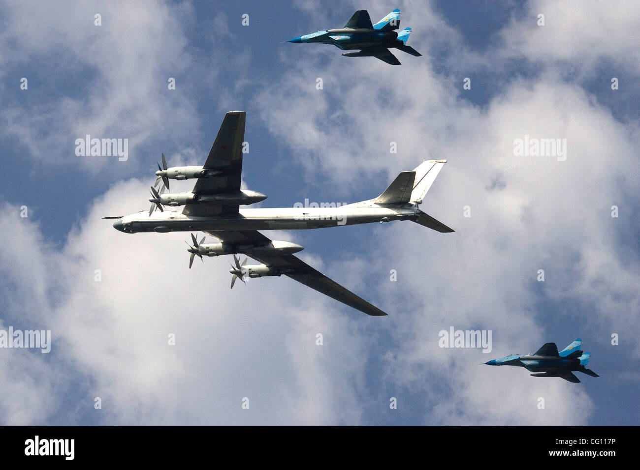 Russische Luftwaffe. Strategische Bomber TU 95 MS begleitet von zwei FIGHTER JETS SU 24. Stockfoto