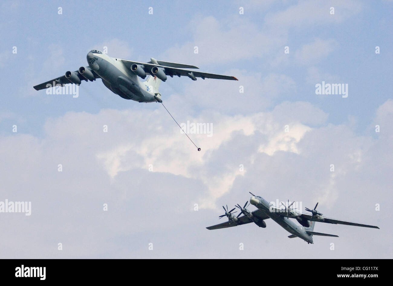 Russische Luftwaffe. Betankung von strategischer Bomber TU-95 (hinten) in der Luft auftankenden Flugzeug IL-78 (vorne). Stockfoto