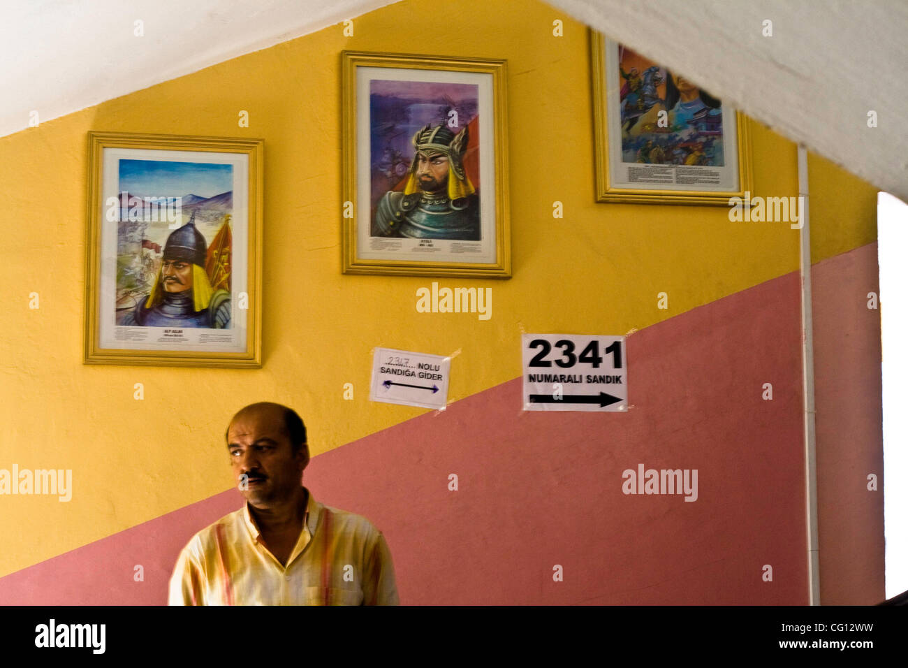 Ein Mann wartet auf der Treppe von einem Wahllokal in einer Schule im Stadtteil Kasimpasa Istanbul während der türkischen Wahlen. Stockfoto