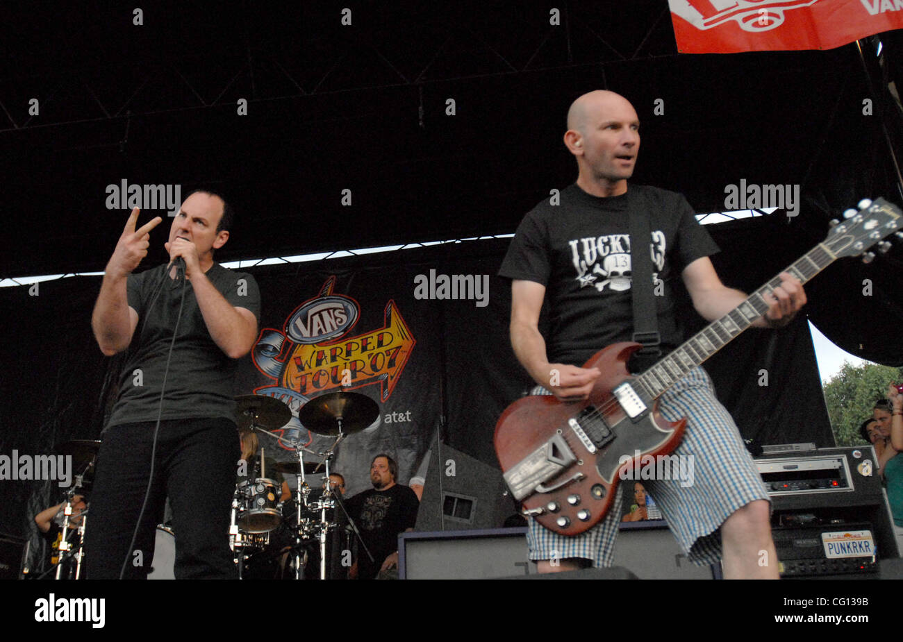 23. Juli 2007; Charlotte, NC USA; Sänger GREG GRAFFIN und Gitarrist GREG HETSON der Band führt durch BAD RELIGION live im Rahmen der 13. jährlichen Vans Warped Tour, die im Verizon Wireless Amphitheater befindet sich in Charlotte stattfand. Obligatorische Credit: Foto von Jason Moore (©) Copyright 2007 by J Stockfoto