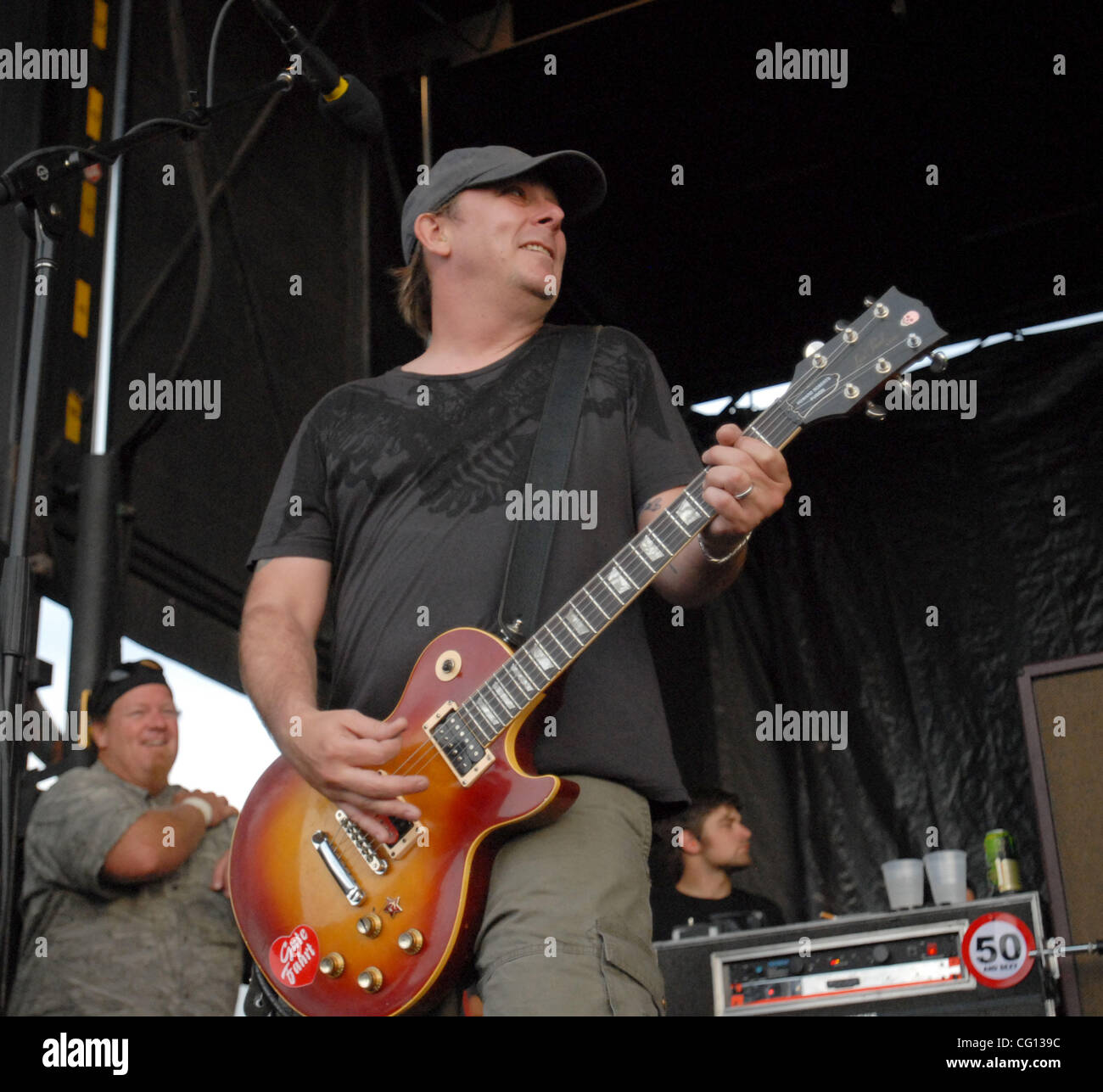 23. Juli 2007; Charlotte, NC USA; Gitarrist BRIAN BAKER der Band BAD RELIGION tritt im Rahmen der 13. jährlichen Vans Warped Tour, die im Verizon Wireless Amphitheater befindet sich in Charlotte stattfand. Obligatorische Credit: Foto von Jason Moore (©) Copyright 2007 von Jason Moore Stockfoto