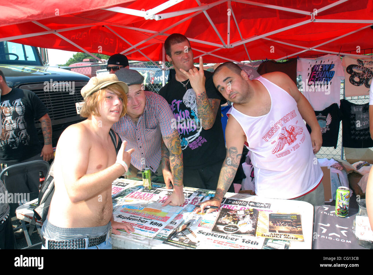 23. Juli 2007; Charlotte, NC USA; (L-R) Neue fand Ruhm Fan, Gitarrist STEVE KLEIN, Sänger JORDAN PUNDIK und Bass-Gitarrist IAN GRUSHKA der Band New Found Glory, nehmt euch einen Moment, mit den Fans nach dort Leistung im Rahmen der 13. jährlichen Vans Warped Tour zu treffen, die bei Verizon Wirel stattfand Stockfoto