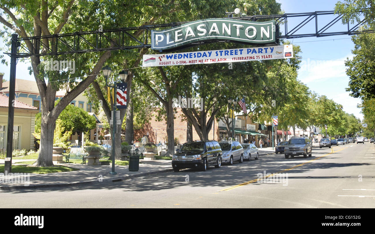 Auf Dienstag, 24. Juli 2007 hat der Pleasanton Bogen in Pleasanton, Kalifornien, die Breite der Main Street in der Innenstadt von Pleasanton seit 75 Jahren in diesem Monat erstreckte. (Doug Duran/Contra Costa Times) Stockfoto