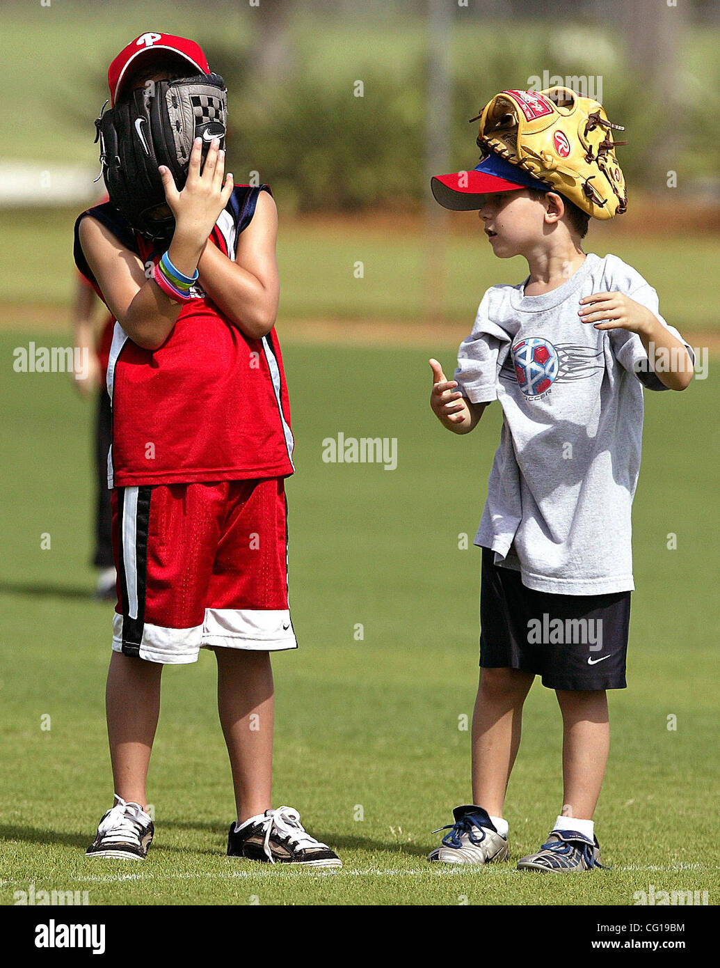 073107 w traf Clo 2of3--Personal Foto von Taylor Jones/The Palm Beach Post/0041036A. NUR CLO. WELLINGTON. James Jagger Armento(cq), 6 von West Palm Beach, links, wartet auf den Ball zu kommen, seinen Weg beim Kollegen Camper Tony Anthony(cq), 6, Lake Worth, Center und Matt Petrokus(cq), 5, des Royal Palm Stockfoto