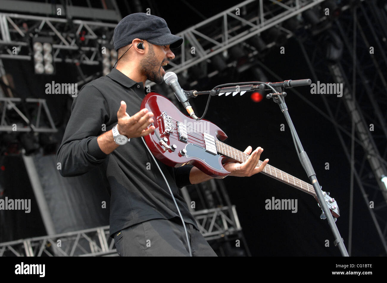 4. August 2007 führt - Baltimore, MD, USA - Bass-Gitarrist BEN KENNEY der Band Incubus live im Rahmen des zweiten jährlichen Jungfrau-Festivals, die an der Pimlico-Rennstrecke in der Innenstadt von Baltimore stattfand. Das Festival lockte über 35.000 Fans auf das zweitägige Festival, das vom V dargestellt wird Stockfoto