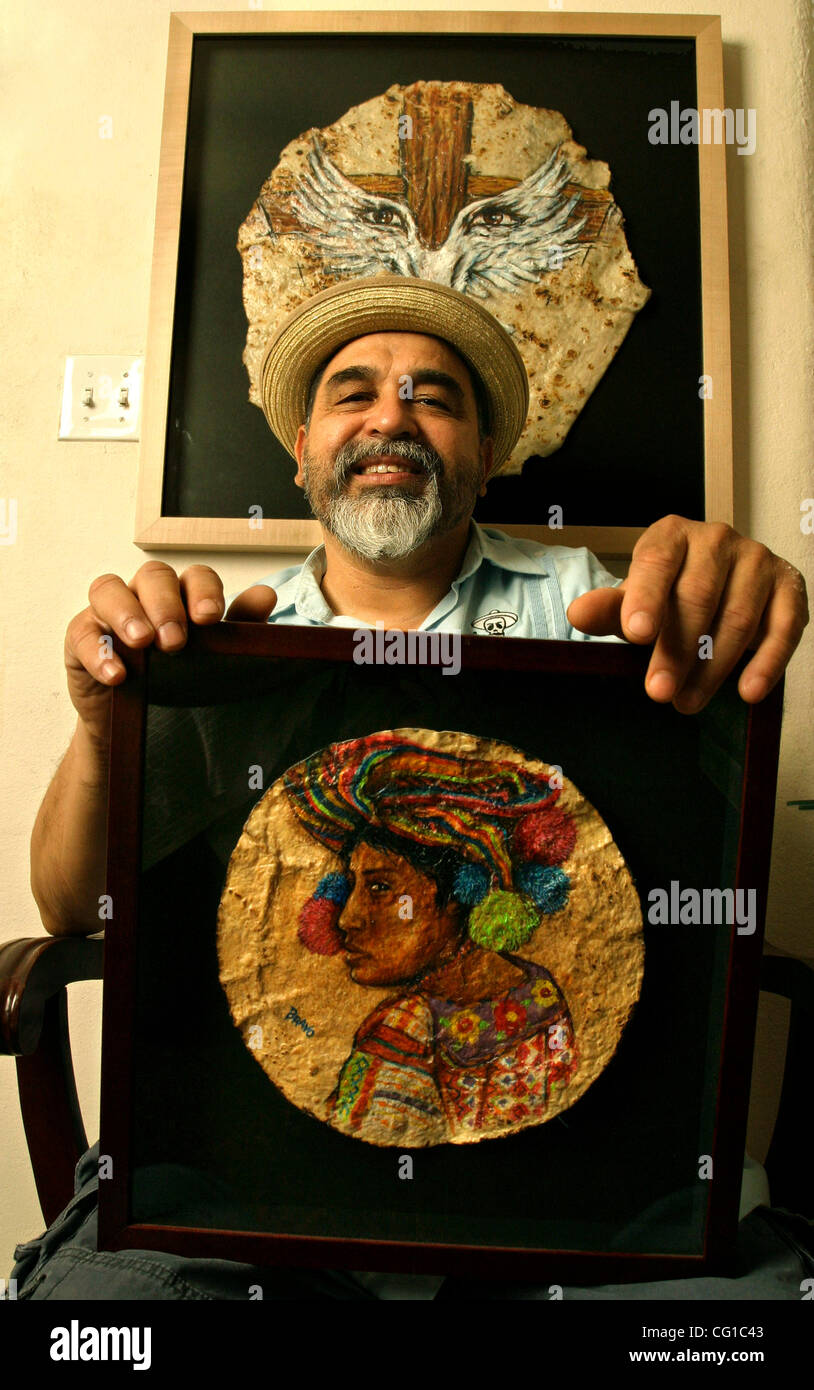 5. August 2007 - Los Angeles, CA, USA - Künstler JOE BRAVO schafft Kunstwerke mit Tortillas als Leinwand für traditionelle Malerei.  An der Wand ist, "Vater, Sohn und Heiliger Geist", Acryl auf Weizentortilla, 2007, 28 x 28' und das Stück trägt den Titel "Guamalteca", Acryl auf Weizentortilla, 2001, hält er Stockfoto