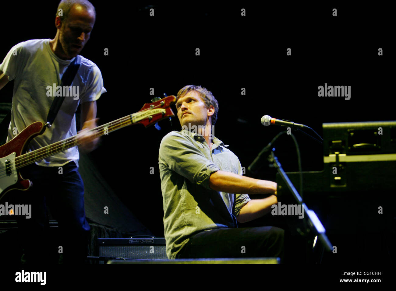 Cold War Kids im Madison Square Garden am 6. August 2007 durchführen.  Nathan Willett (Gitarre, Sänger, Schlüssel-Licht Haare im Gesicht), Matt Maust (Bass), Bildnachweis; Rahav Segev für die New York Times. Stockfoto