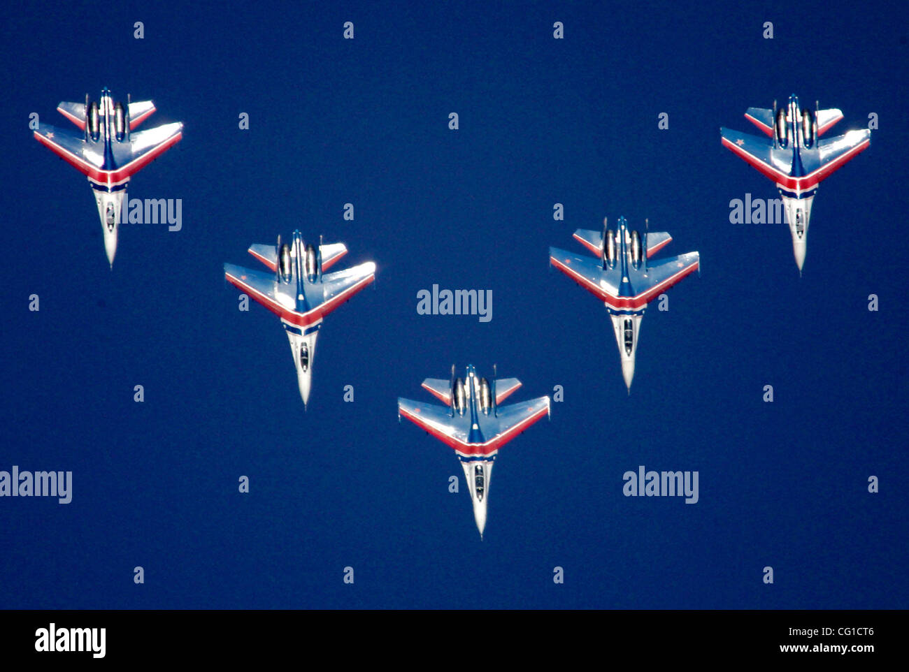 Zwei russische Kampfjets der berühmten Kunstflugstaffel "Russkiye Vityazi" ("Russian Knights") haben auf Sonntag, 16. August 2009 in der Nähe von Zhukhovsky Flugplatz östlich von Moskau, wo sie für die Luft-und Raumfahrt-Ausstellung MAKS 2009 üben waren, kollidierte Russiaís voraussichtlich am Dienstag, den 18. August starten 2009.der vi Stockfoto