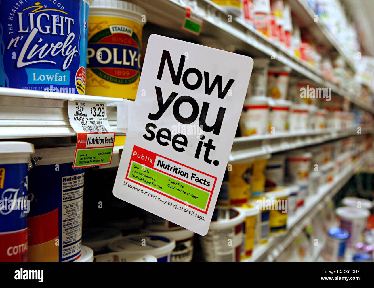 9. August 2007 - West Palm Beach, FL, USA - Nährwertangaben bei Publix Markt helfen Kunden bewerten den Nährstoffgehalt der Lebensmittel, die sie kaufen. (Kredit-Bild: © J. Gwendolynne Berry/Palm Beach Post/ZUMA Press) Einschränkungen: USA Tabloid Rechte heraus! Stockfoto