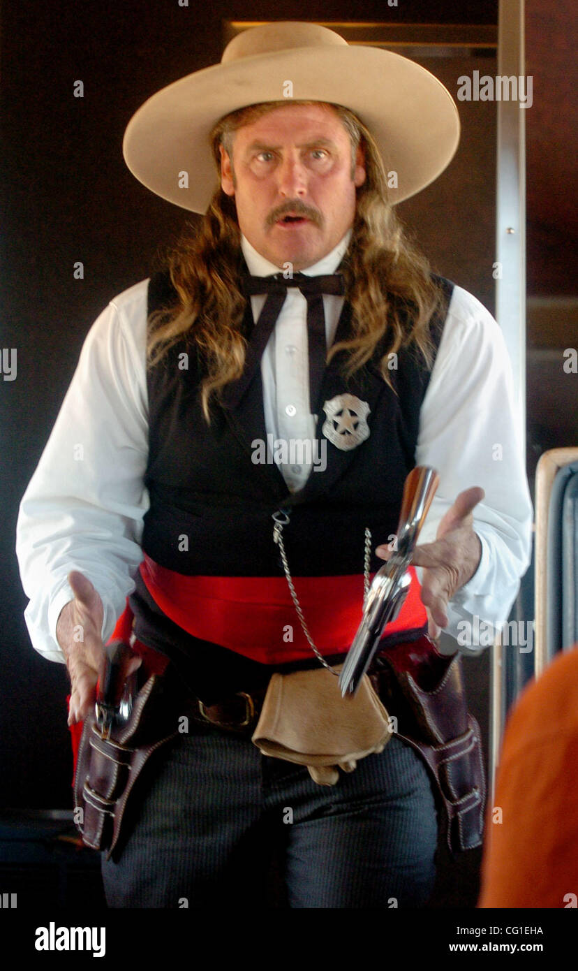 "Wild Bill Hickok" gespielt von Eric Leintz Clayton alte westlichen Geschichten erzählt und zeigt seine Waffe anschlagen Fähigkeiten wie er reitet auf dem Sacramento River in Woodland, Kalifornien, auf Samstag, 4. August 2007. (Susan Tripp Pollard/Contra Costa Times) Stockfoto