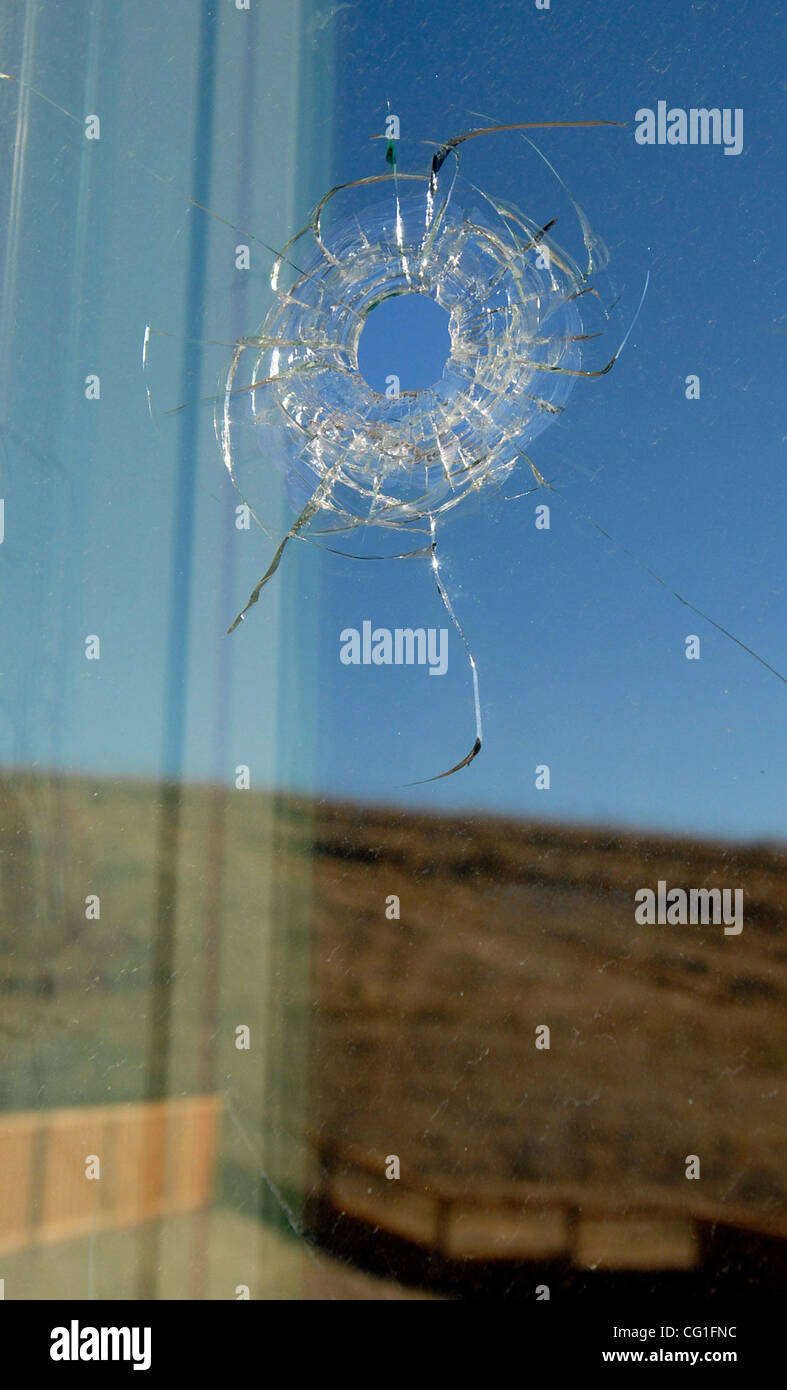 Christian McCarrick zeigt, wo eine Kugel am Samstagmorgen ein Fenster im oberen Stock in seinem San Ramon, Kalifornien, am Montag, 13. August 2007 nach Hause durchbohrt. Die Kugel ging durch einen Doppel-Fenster Fenster und schlug einen hölzernen Blind vor Abwurf auf der Fensterbank, sagte er.  Es ist möglicherweise aus dem Camp-Pa Stockfoto