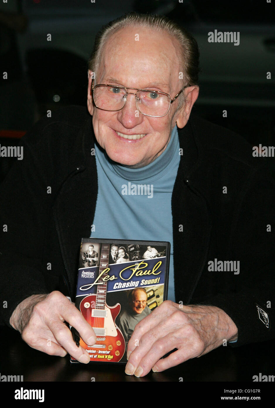 LES PAUL (9. Juni 1915 - 13. August 2009) war ein US-amerikanischer Jazzgitarrist und Erfinder. Lester William Polfuss geboren, war ein Pionier in der Entwicklung der Solid-Body e-Gitarre, die "the Sound of Rock And Roll möglich". Paul hatte auch eine Reihe von Hits. Paul ist auch verantwortlich für viele r Stockfoto