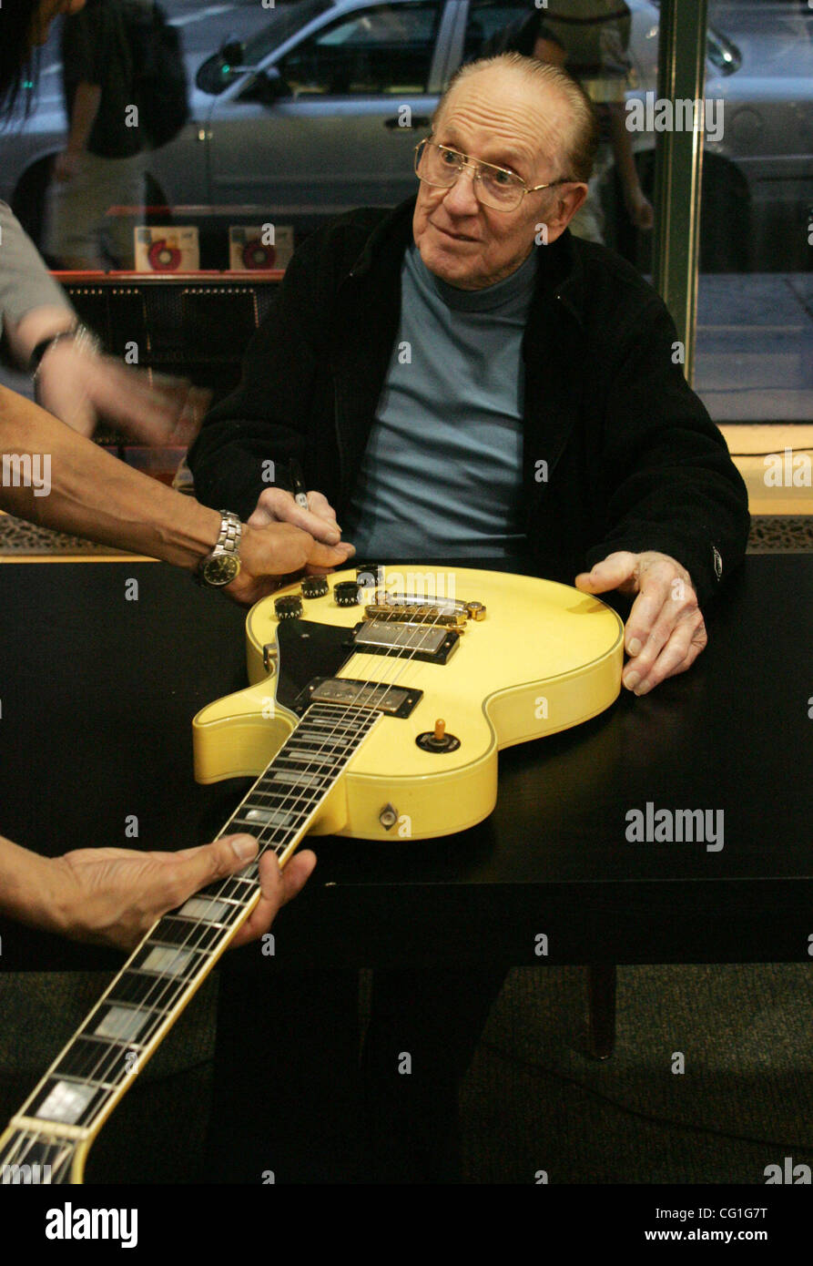 LES PAUL (9. Juni 1915 - 13. August 2009) war ein US-amerikanischer Jazzgitarrist und Erfinder. Lester William Polfuss geboren, war ein Pionier in der Entwicklung der Solid-Body e-Gitarre, die "the Sound of Rock And Roll möglich". Paul hatte auch eine Reihe von Hits. Paul ist auch verantwortlich für viele r Stockfoto