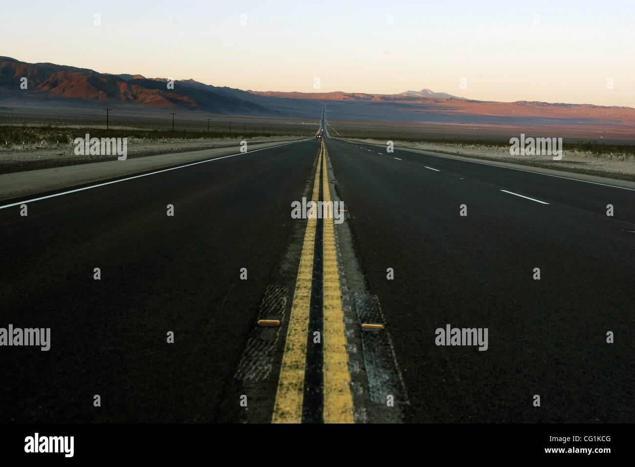 20. August 2007 - Barstow, Kalifornien, USA - verlassene Fort Irwin Autobahn in Mojave-Wüste Kalifornien. Die Straße geht in der Nähe der öden und trockenen Death Valley Nationalpark und Mojave National erhalten dann führt zu Fort Irwin militärische National Trainingscenter in der Wüste. (Kredit-Bild: © Ruaridh Stockfoto