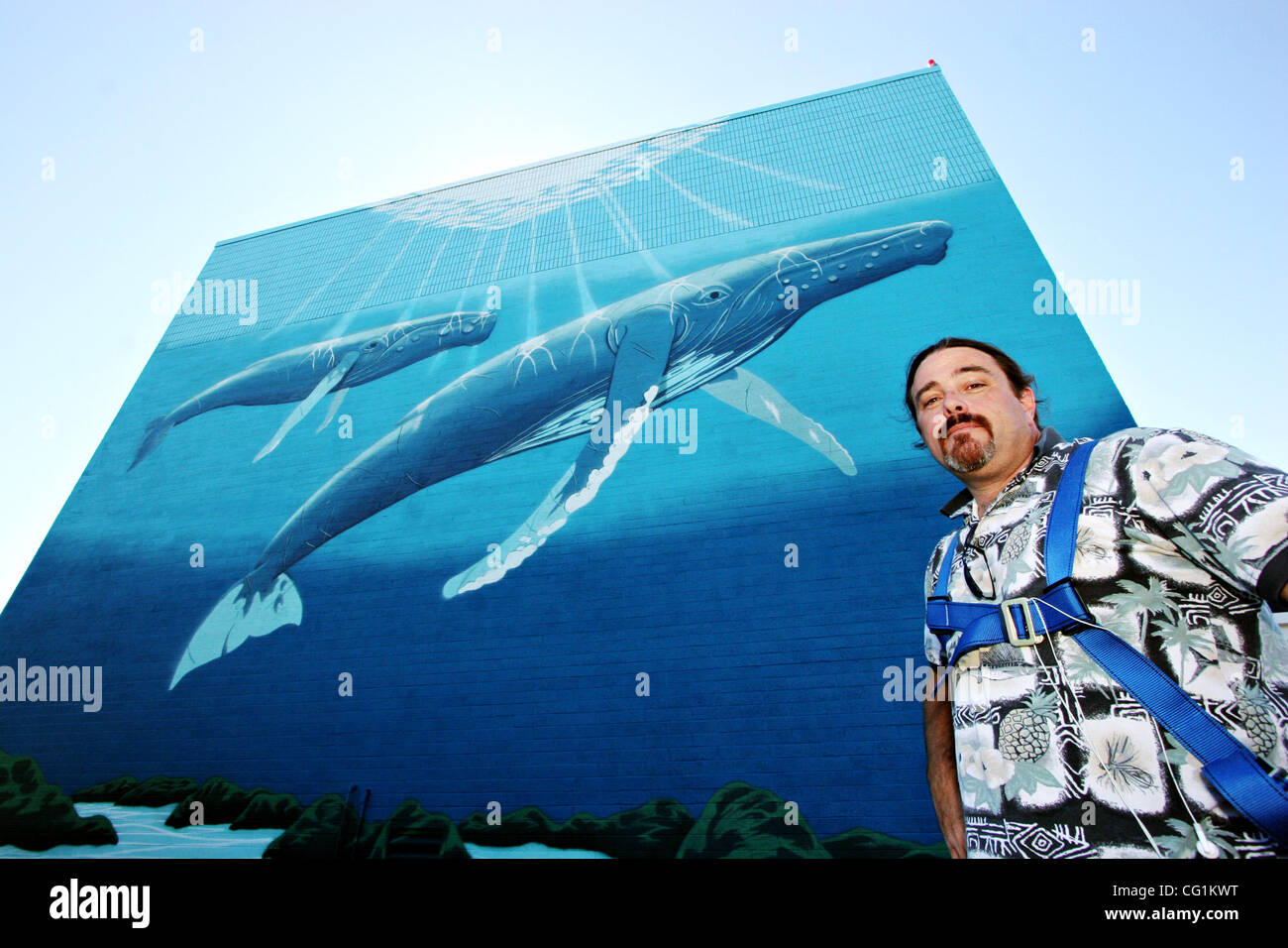 Darren Greenwood, malt Wasser-Ressourcen-Manager für Livermore Tiefbau Wal und Wasser unter dem Motto Wandmalereien an den Außenwänden der Gebäude in Livermore Feststoffe Behandlung. 8/21/07(Jim Stevens/Tri-Valley Herald) Stockfoto