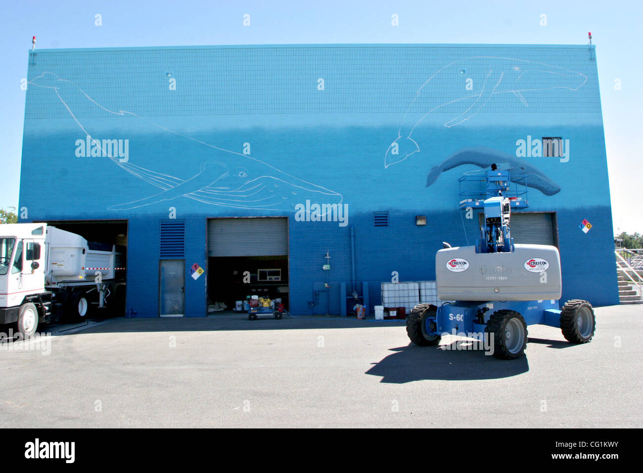 Darren Greenwood, malt Wasser-Ressourcen-Manager für Livermore Tiefbau Wal- und Wasser unter dem Motto Wandmalereien an den Wänden der Gebäude in Livermore Feststoffe Behandlung. 8/21/07(Jim Stevens/Tri-Valley Herald) Stockfoto