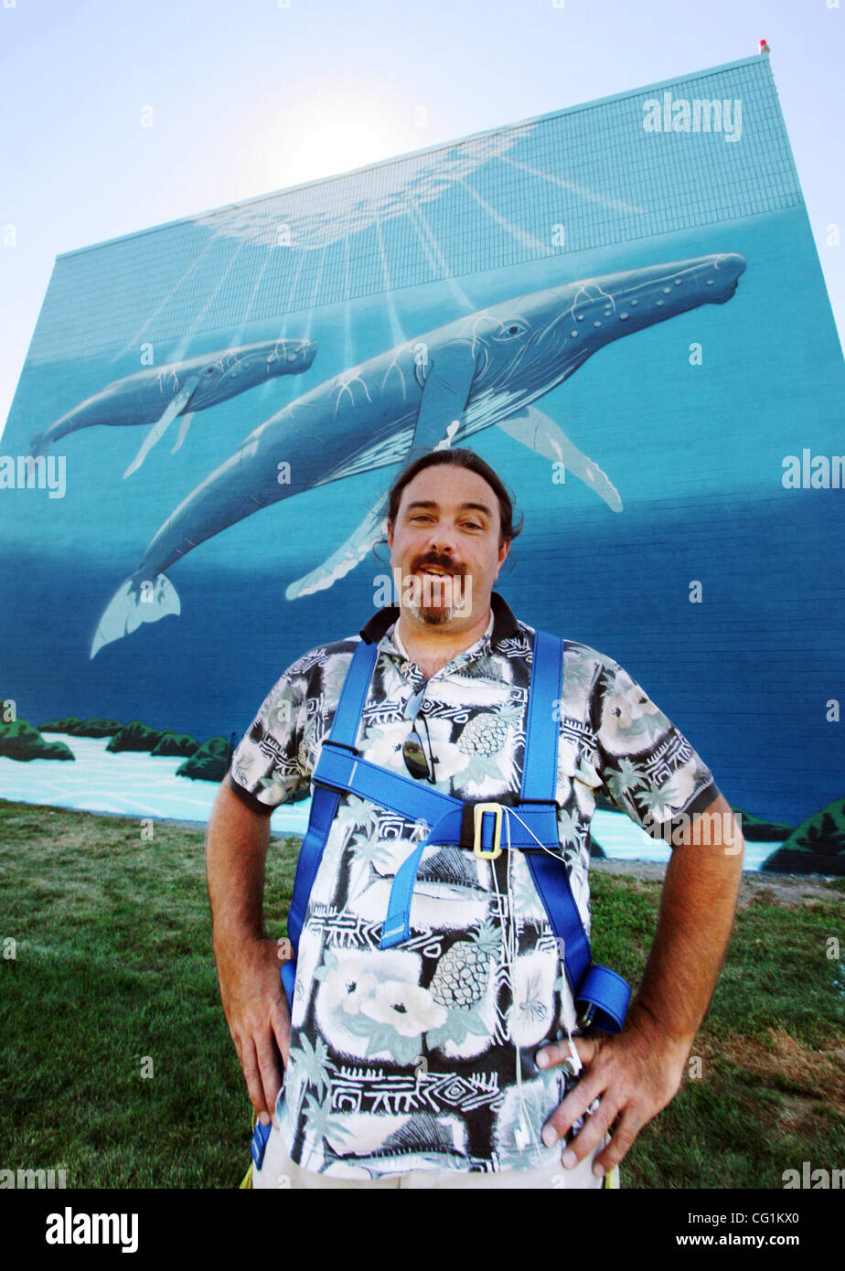 Darren Greenwood, Wasser-Ressourcen-Manager für Livermore öffentliche Arbeiten und Teil des Wandbildes ist er an den Seiten des Gebäudes Feststoffe Behandlung Malerei. 8/21/07(Jim Stevens/Tri-Valley Herald) Stockfoto