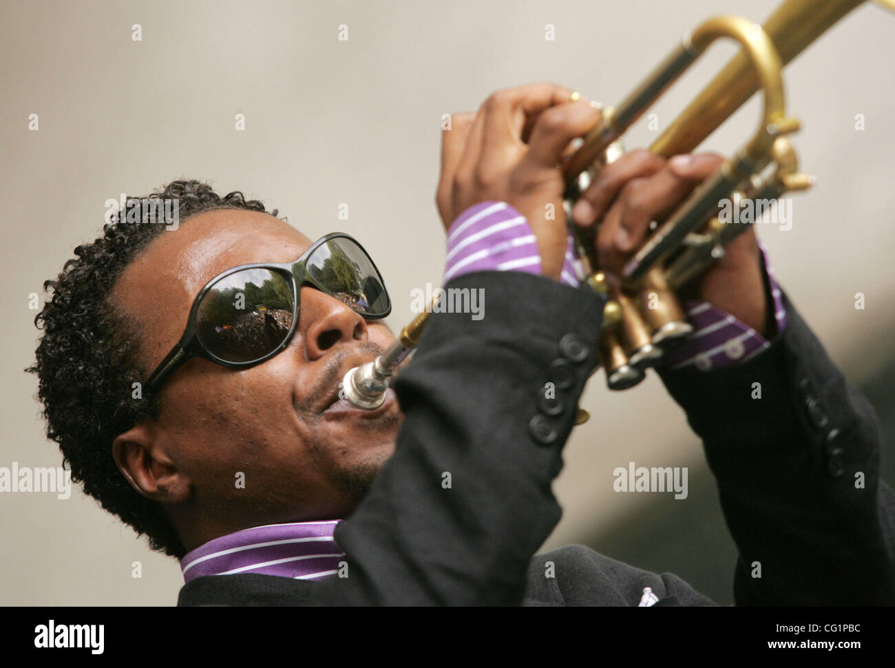 25. August 2007 führt auf das Jahr 2007 Charlie Parker Jazz Festival im Marcus Garvey Park in Harlem - New York, NY, USA - Trompeter ROY HARGROVE.  (Kredit-Bild: © Nancy Kaszerman/ZUMA Press) Stockfoto