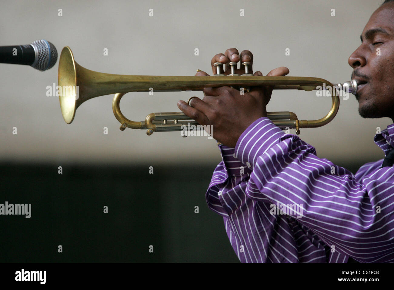 25. August 2007 führt auf das Jahr 2007 Charlie Parker Jazz Festival im Marcus Garvey Park in Harlem - New York, NY, USA - Trompeter ROY HARGROVE.  (Kredit-Bild: © Nancy Kaszerman/ZUMA Press) Stockfoto