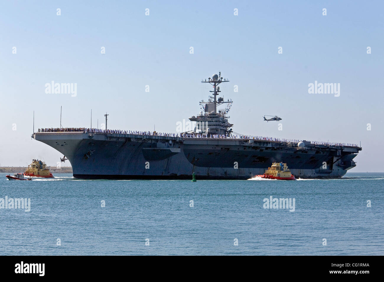 Atom-Kriegsschiff USS JOHN C. STENNIS (CVN-74) Klasse - NIMITZ zurück zum SanDiego, CA. Heimathafen Bremerton, Washington    Displacement 91.300 Tonnen, Dimensionen, 1088' (Oa) x 134' x 37' 8' (Max) Bewaffnung 3 Sea Sparrow-SAM, beginnend mit CVN-70 4 20mm CIWS, 90 Flugzeuge. Rüstung, unbekannt. Maschinen Stockfoto