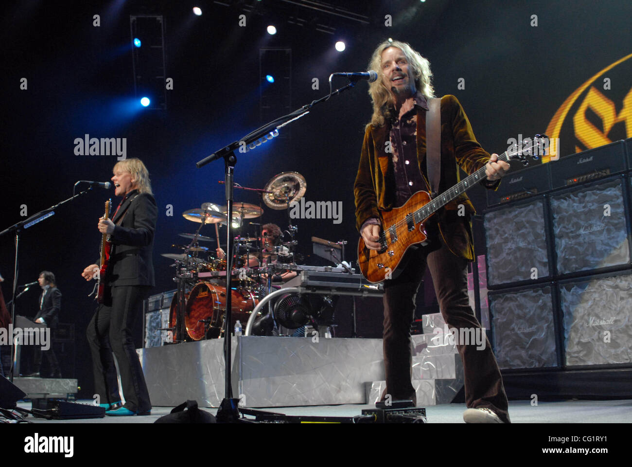 27. August 2007 hält - Raleigh, NC, USA - (R-L) Gitarrist JAMES 'JY' YOUNG und TOMMY SHAW von Styx führt die Band live da-Tour 2007 in Walnut Creek Amphitheater befindet sich in Raleigh.  Copyright 2007 Jason Moore. Obligatorische Credit: Jason Moore Stockfoto