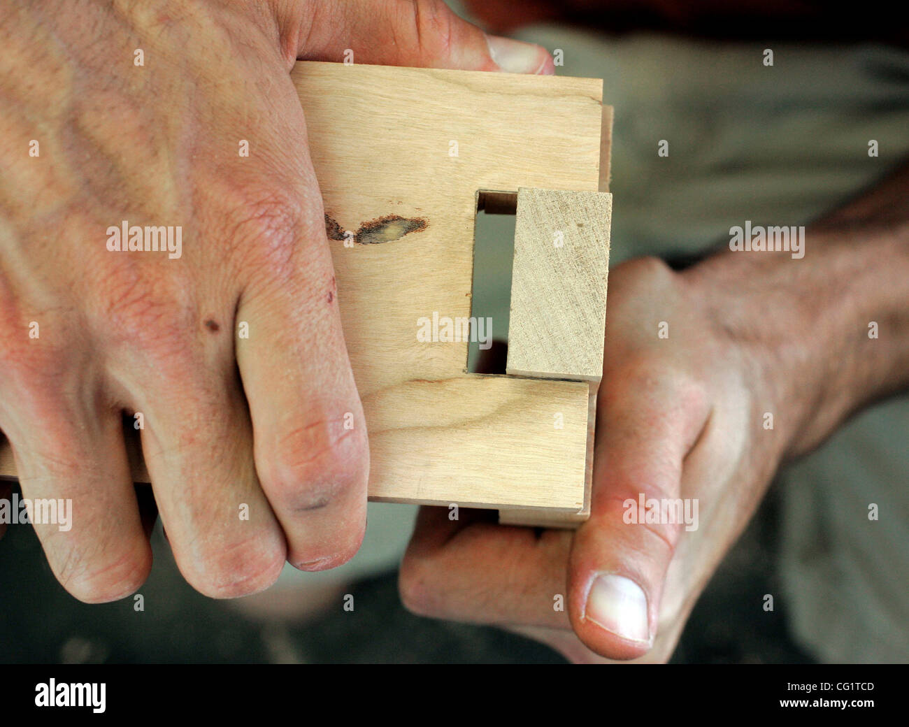 28. August 2007, überprüft Escondido, Kalifornien, USA JEREMY VanBEEK den Sitz auf einem Fingergelenk als Teil eines Kabinetts, was er da mache.  Liontree macht hochwertige, individuelle Möbel und Cabintry mit besonderem Schwerpunkt auf Öko-Wald und ungiftig für die grüne Masse beendet.  Obligatorische Credit: Foto von Scot Stockfoto